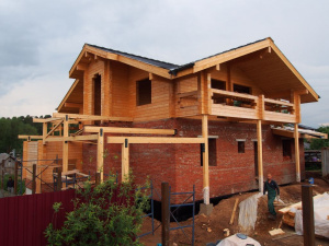 Строительство комбинированного дома из кирпича и бруса